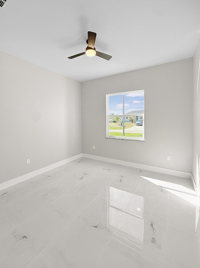 Building Photo - 303 NW 26th Ave