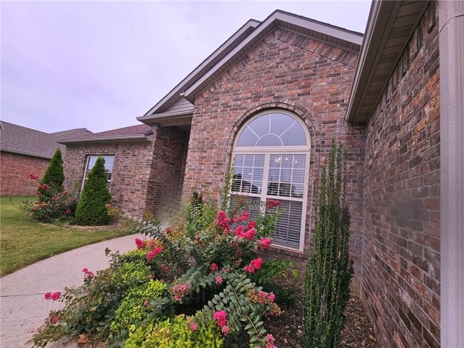 Building Photo - 1300 SW Willowbend Ave