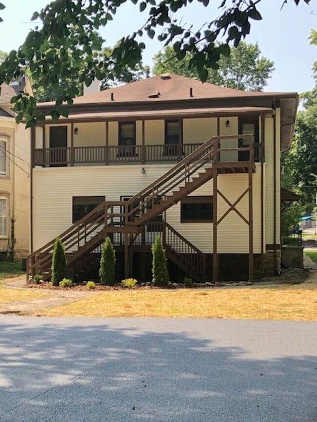 Building Photo - 1229 Chestnut St