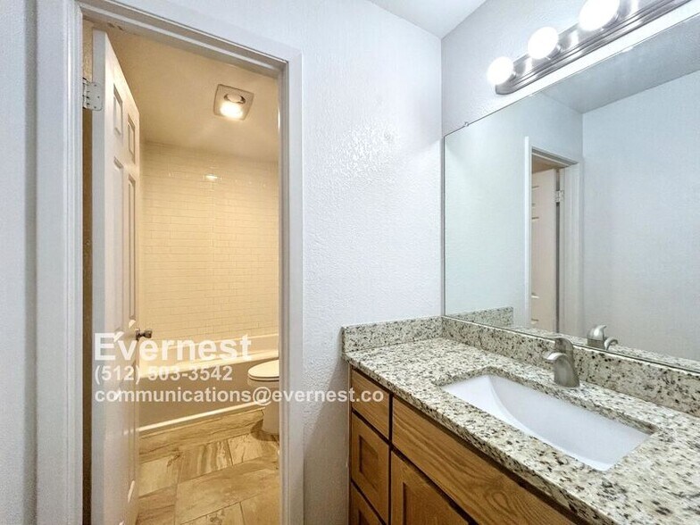 Building Photo - 707 Valley View Dr