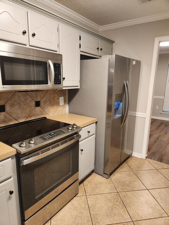 Building Photo - 9321 Champion Cir S