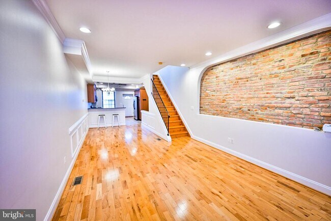 Building Photo - 263 S Ellwood Ave