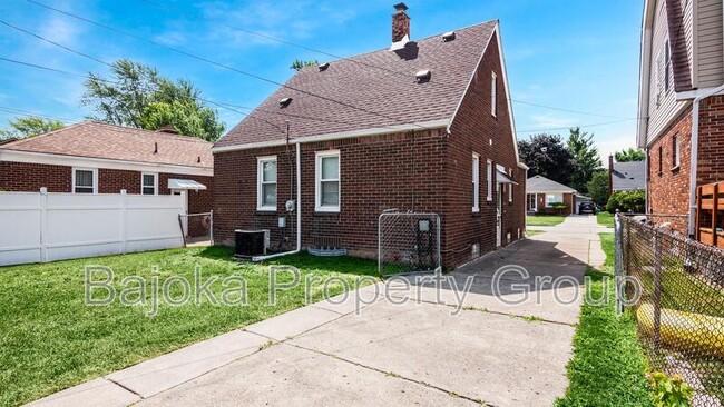 Building Photo - 1074 Moran Ave