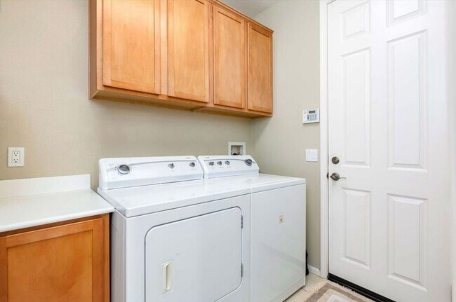 Building Photo - Spacious 5BR House in Palmdale