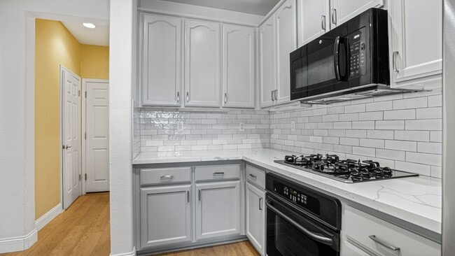 Building Photo - MODERN AND CONVENIENT 3 BR/2.5 BA LIVING I...