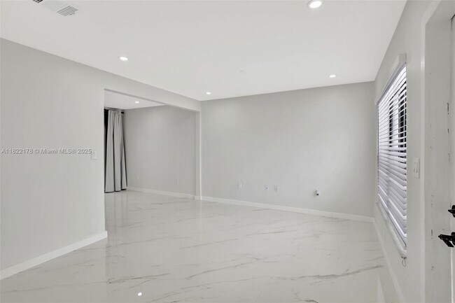 Building Photo - 3916 NW 207 St Rd