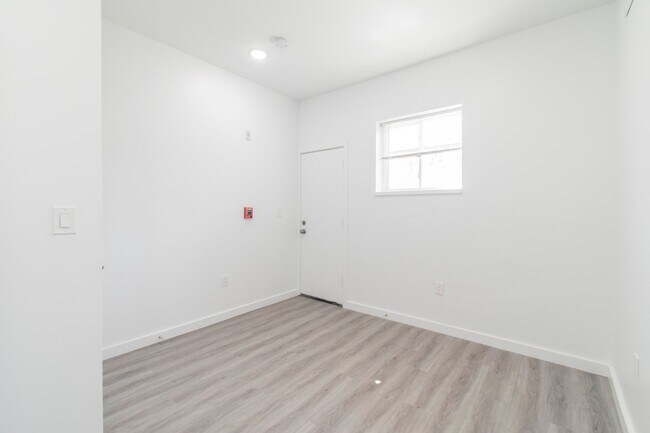 Building Photo - New! Renovated & Modern Apartment