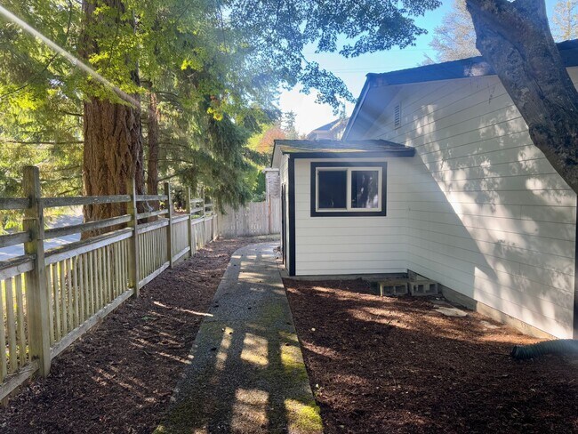 Building Photo - Must See Rambler!