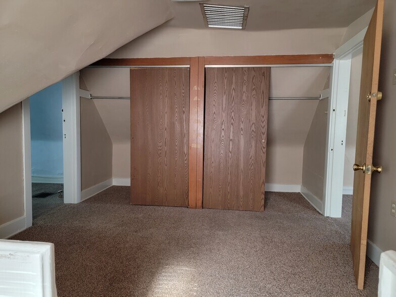 Sitting area and Closets for Master and Bedroom 2 - 231 Emming St