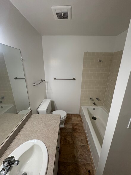 Building Photo - 521 E Arrellaga St