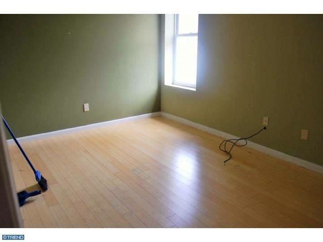 Bedroom 3 with two closets - 1701 Master St