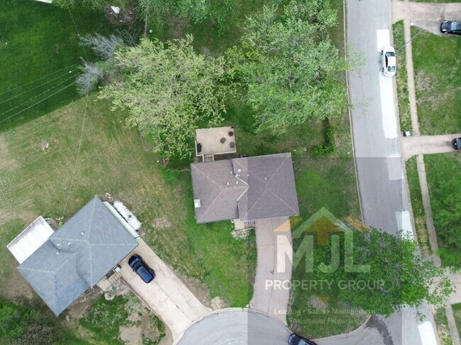 Building Photo - Beautiful 3 Bedroom / 1.5 Bath *Large Corner Lot* 2 Car Garage