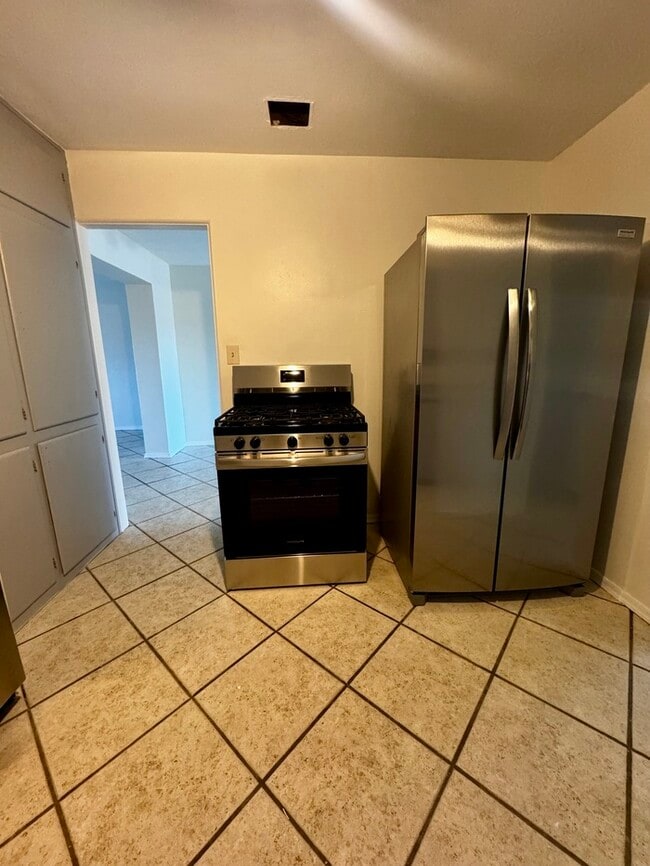 Building Photo - FOR RENT