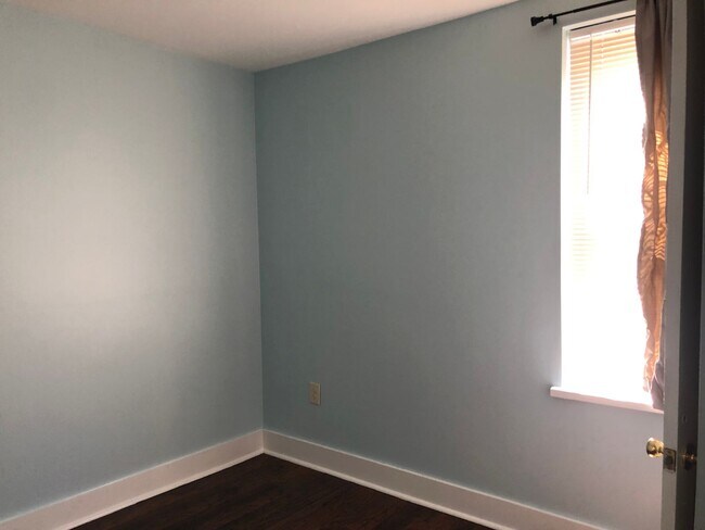 Building Photo - Fantastic 4 Bedroom/ 1 Bath Renovated Home...