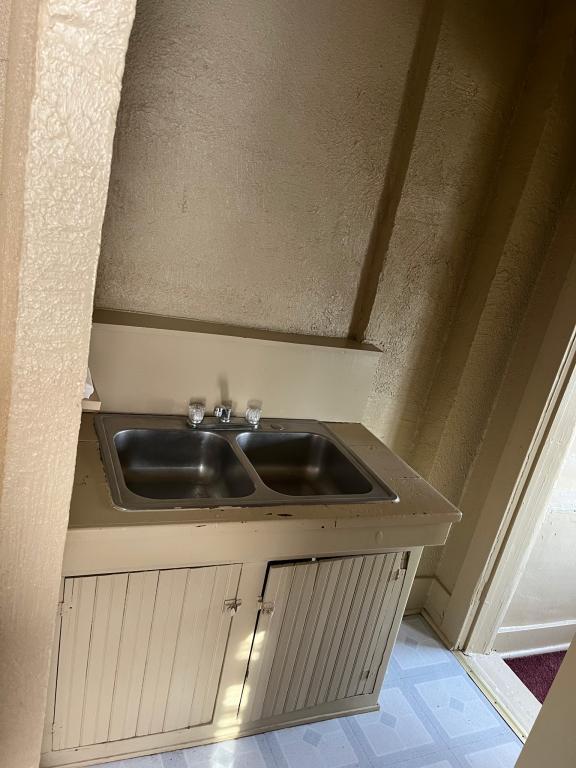 Building Photo - 512 W Broadway St