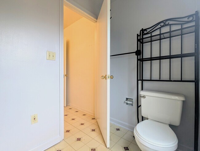 Building Photo - 5552 Black St