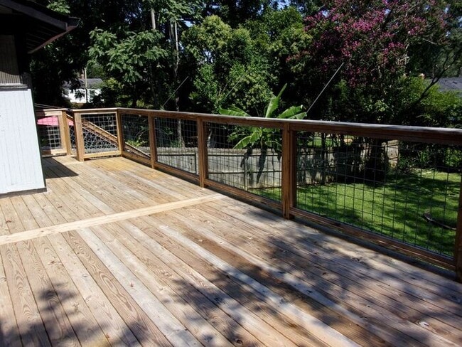 Building Photo - 4 Bedroom 2 Bath Home Blocks to Downtown R...