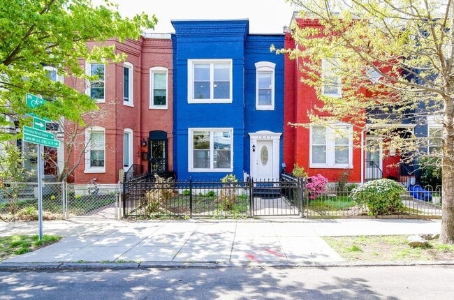 Building Photo - 1247 I St NE