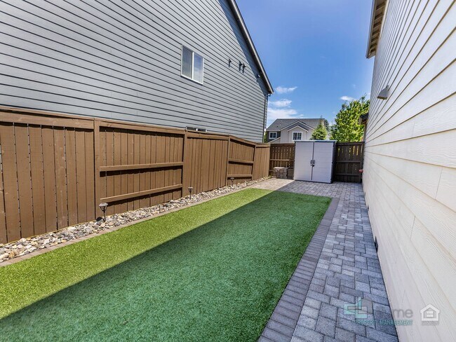Building Photo - Spacious 4 Bedroom Home with Solar Power N...