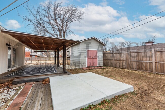 Building Photo - 2210 W Columbine Ln