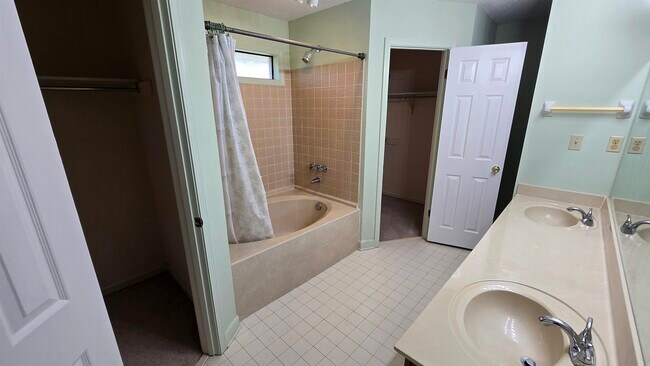 Building Photo - 1388 Hardwood Trail