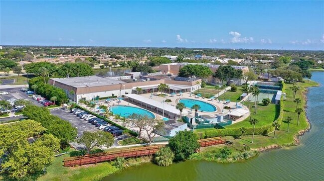 Building Photo - 526 Saxony Dr