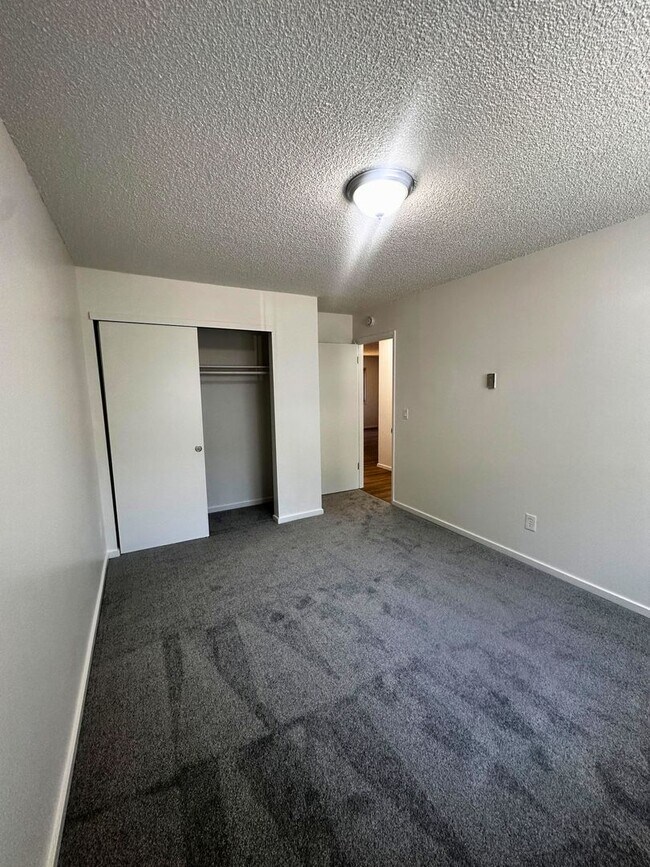 Building Photo - Remodeled 2 Bedroom Rent Ready Apartment!