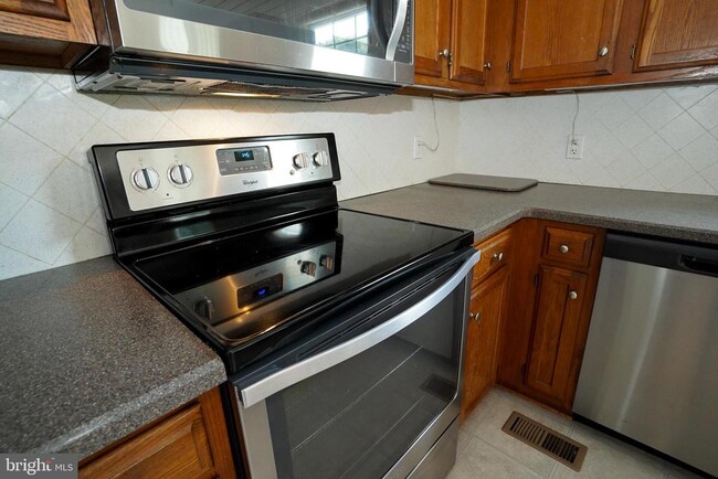 Building Photo - 7862 Centergate Ct