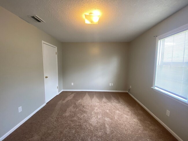 Building Photo - 6107 Vinnie Dr