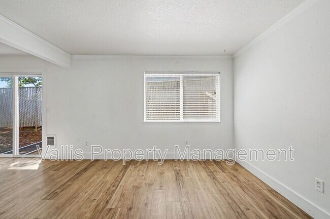 Building Photo - 5260 Springcrest Dr S
