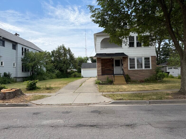 Building Photo - 210 W Hazeltine Ave
