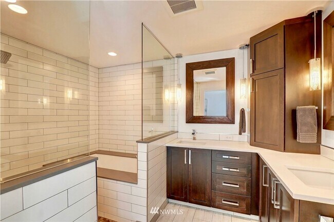 Building Photo - 4bd/2ba Edmonds Home
