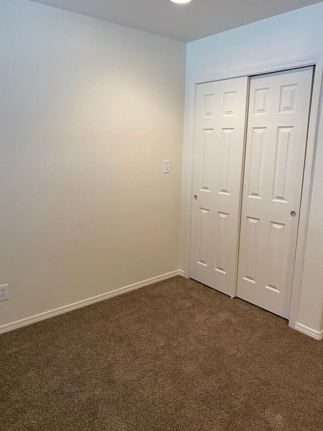 Building Photo - Duplex with Double Car Garage