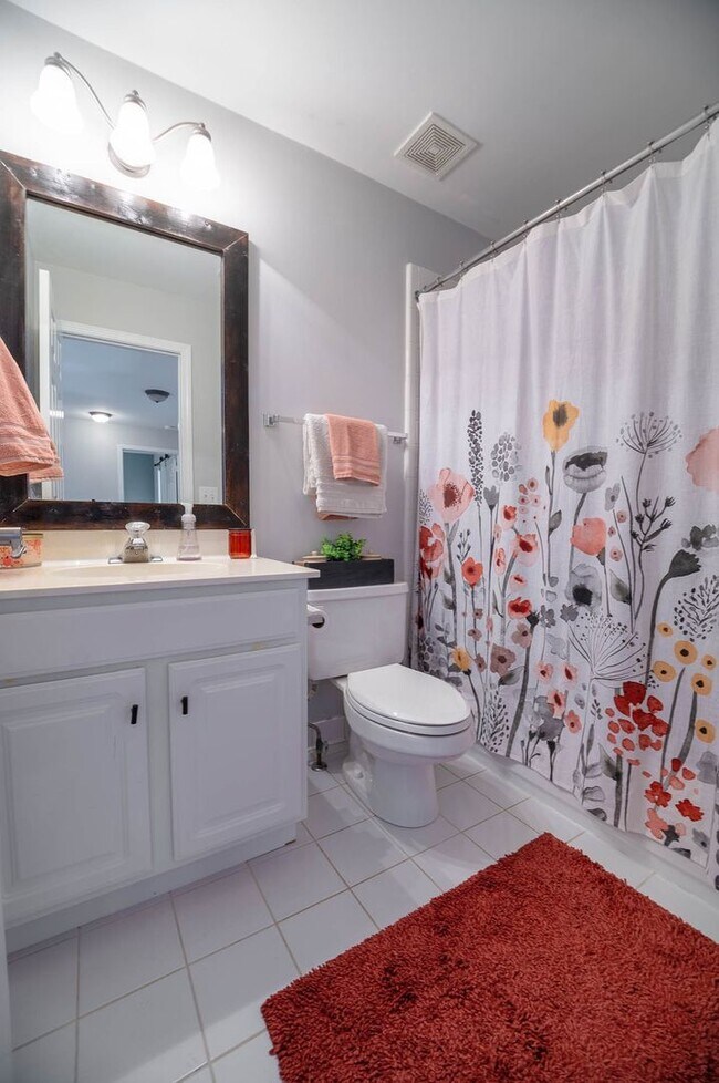 Building Photo - Spacious home situated on a fantastic cul-...
