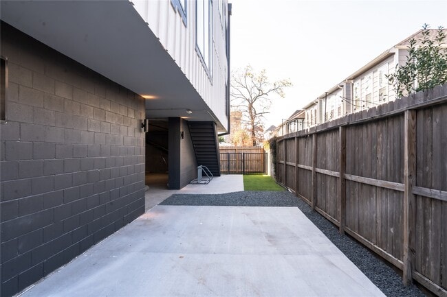 Building Photo - 5614 Larkin St