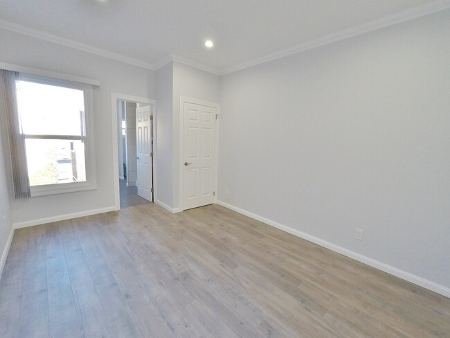 Building Photo - Beautiful Remodeled 1BR- 1 Month Free- w/ ...