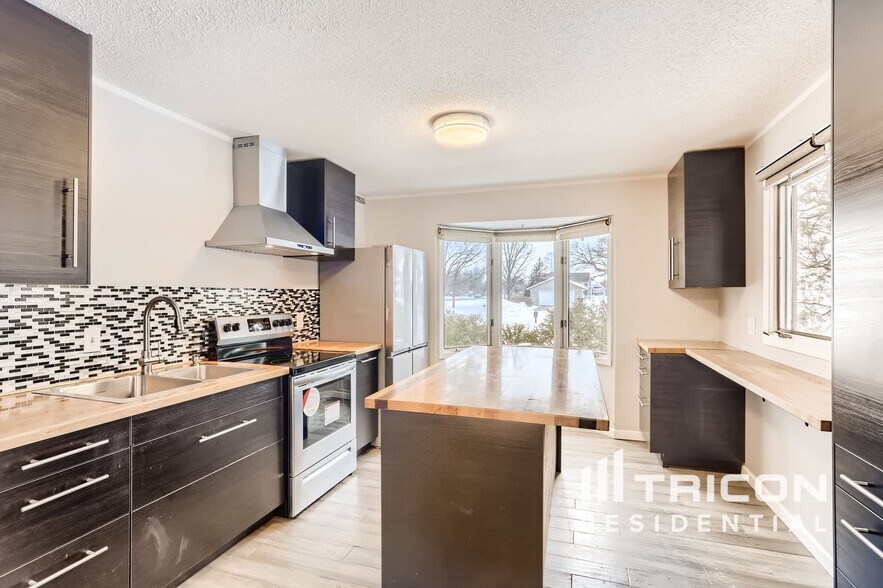 Building Photo - 13450 Wellington Ct