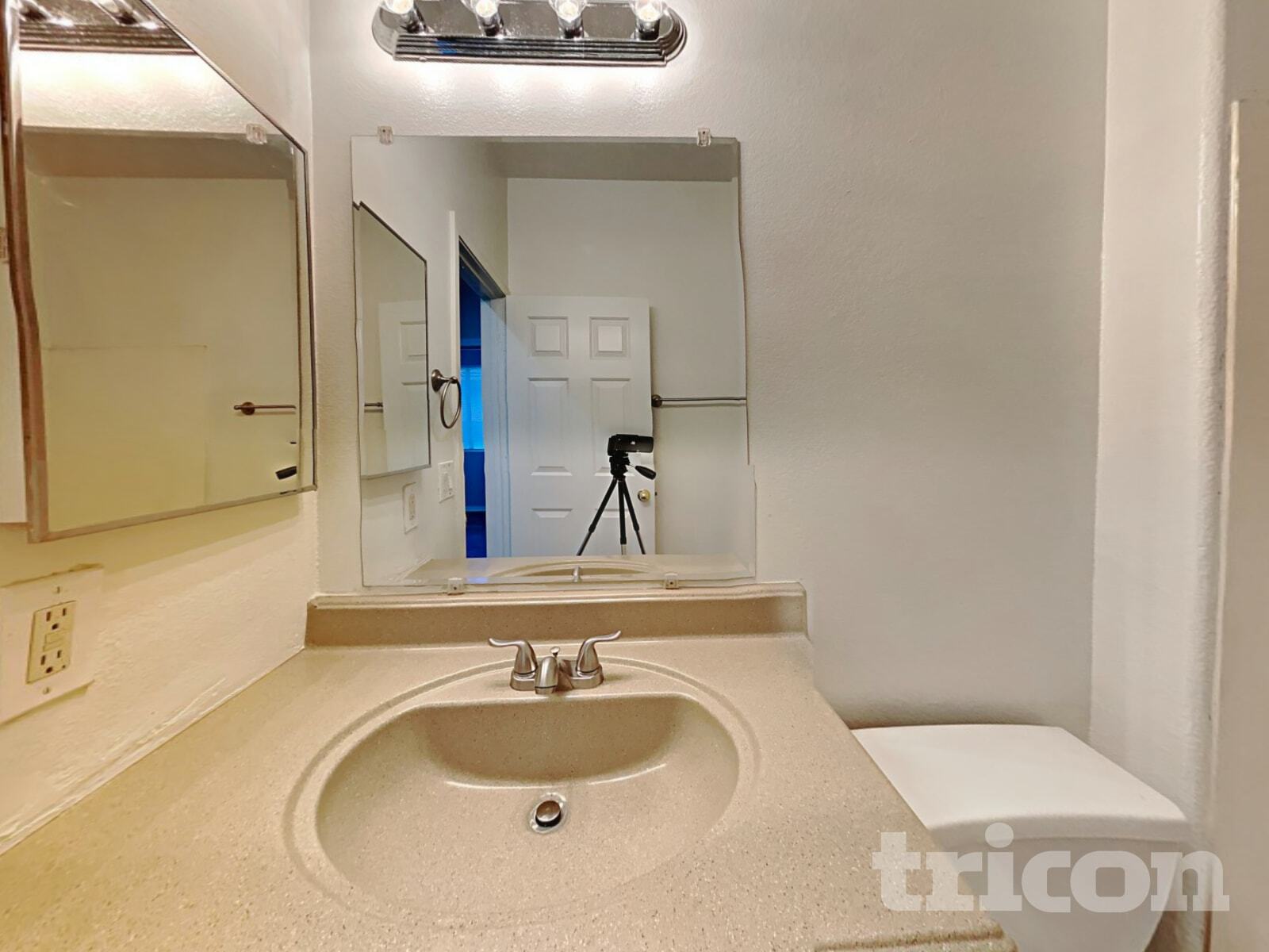 Building Photo - 6619 W Golden Ln