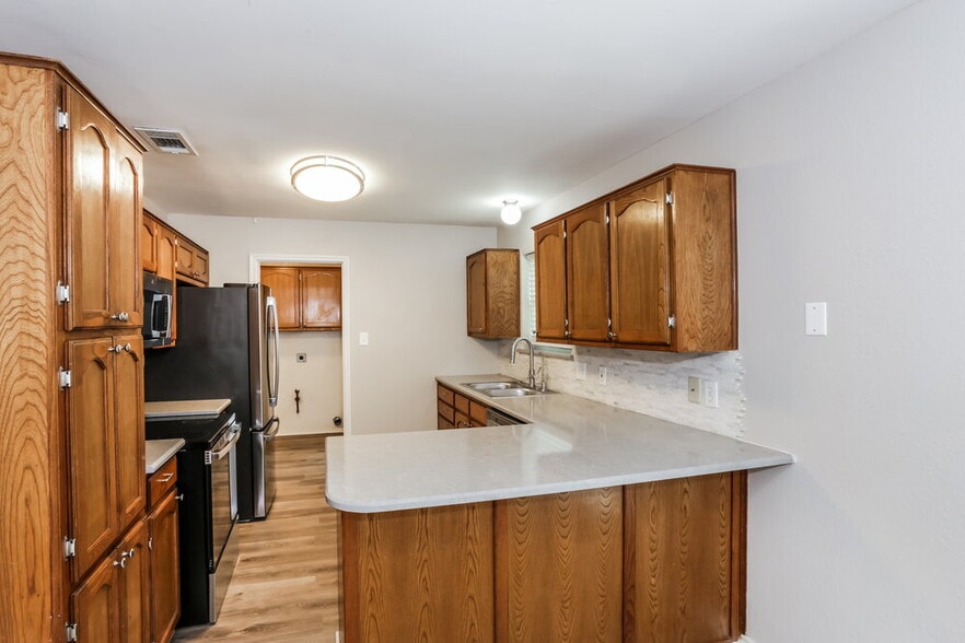 Building Photo - 3355 Brooke St