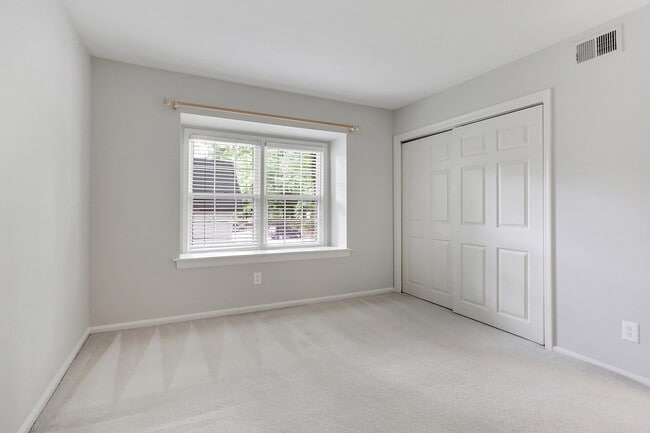 Building Photo - 60 Chaumont Square NW