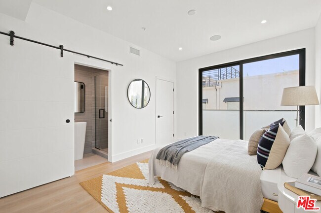 Building Photo - 1159 N Formosa Ave