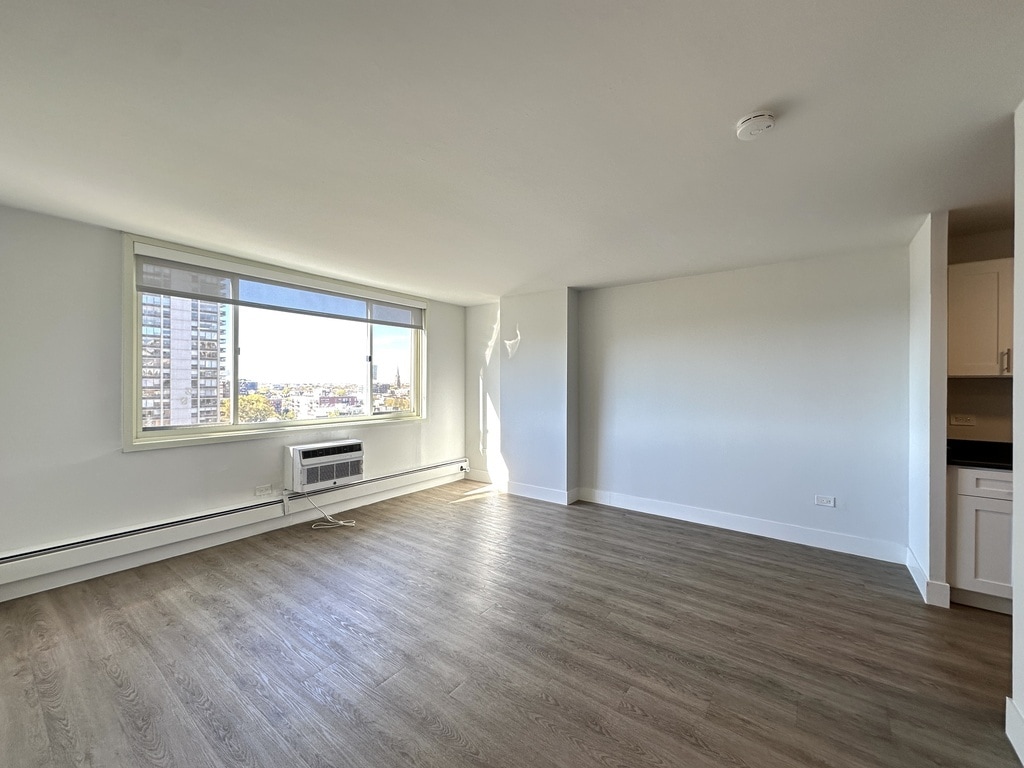 Building Photo - 1349 N Dearborn St