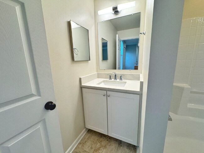 Building Photo - Las Palmas One-Bedroom townhouse with garage