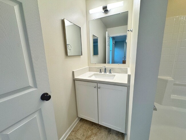 Building Photo - Las Palmas One-Bedroom townhouse with garage