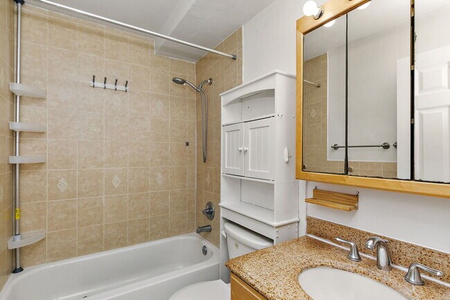 Building Photo - 522 E Spruce Dr