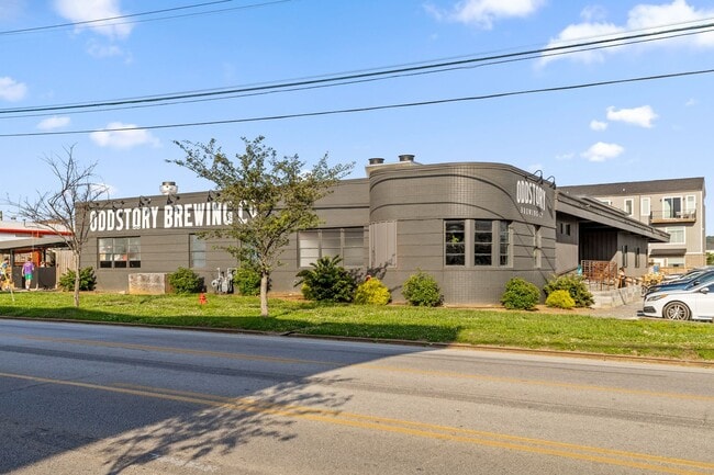 Building Photo - 1709 S Lyerly St