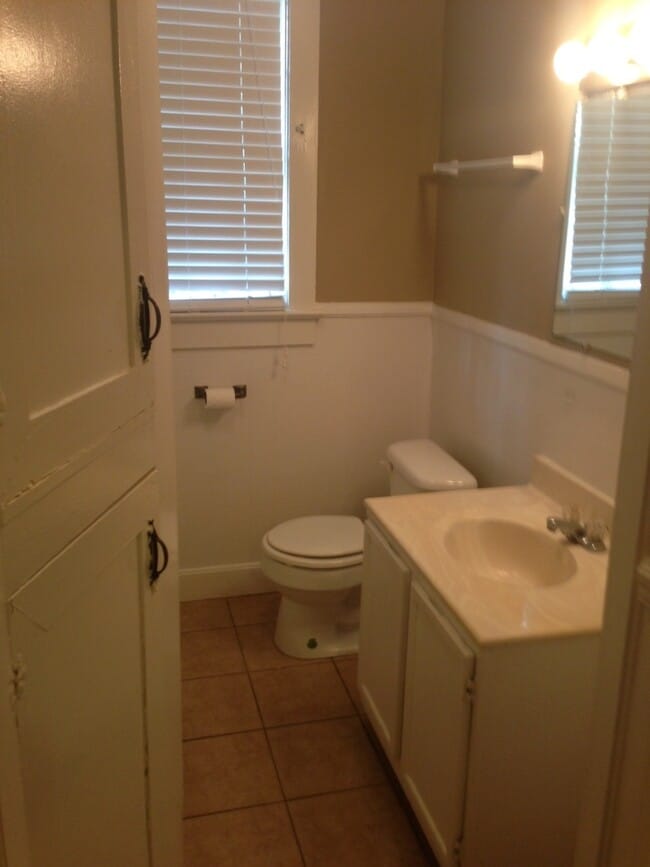 Building Photo - 818 E 9th St