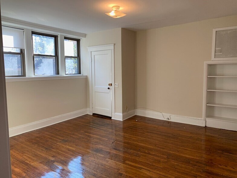 Building Photo - 72 Longwood Ave