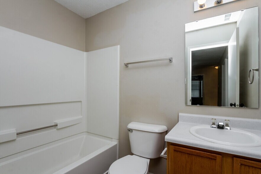 Building Photo - 2041 Dutch Elm Dr