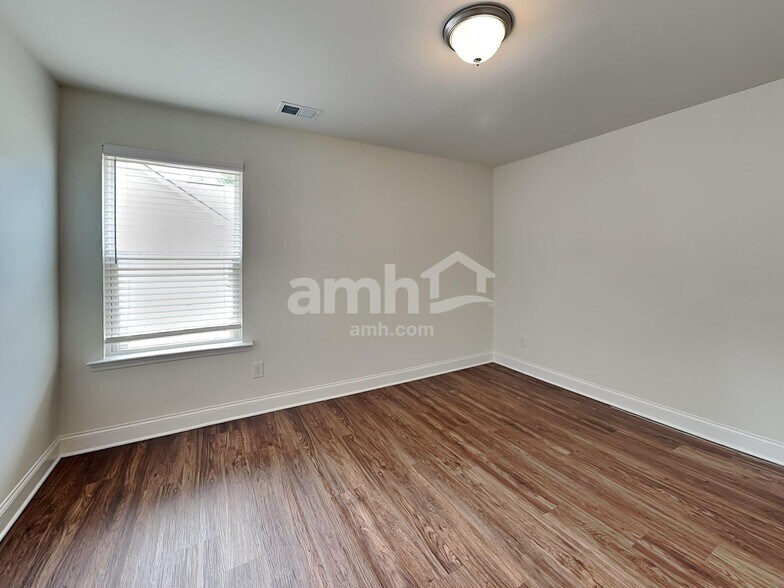 Building Photo - 600 Lk Vis Ct